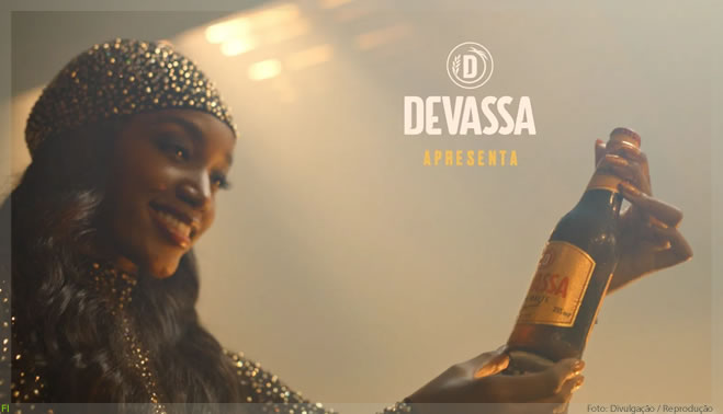 Devassa traz Iza para revelar nova embalagem da marca