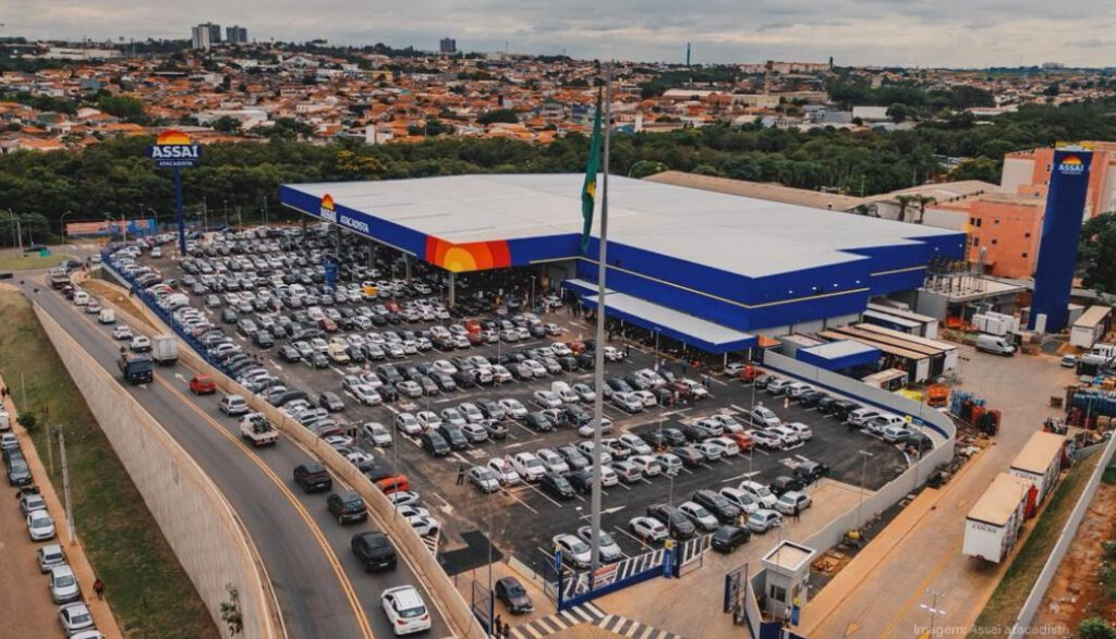 Assaí avança em combustíveis com compra de 18 postos